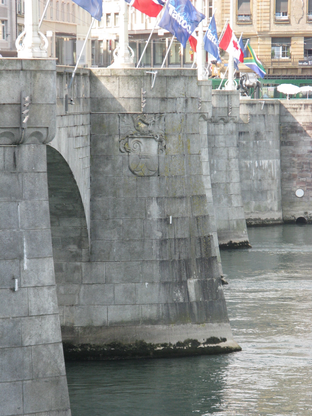 Basilisk Mittlere Brücke, Granitrelief.