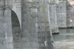 Basilisk Mittlere Brücke, Granitrelief.