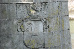 Basilisk Mittlere Brücke, Granitrelief.