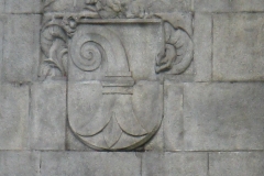 Basilisk Mittlere Brücke, Granitrelief.