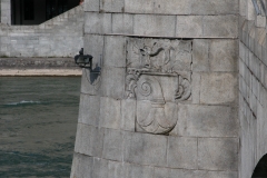 Basilisk Mittlere Brücke, Granitrelief.